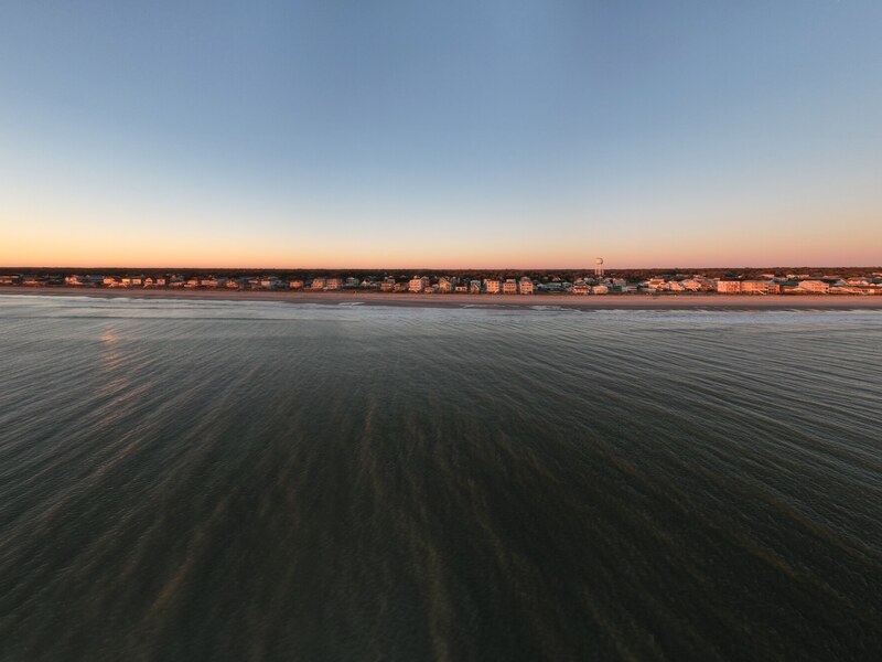 Second aerial view of the ocean horizon